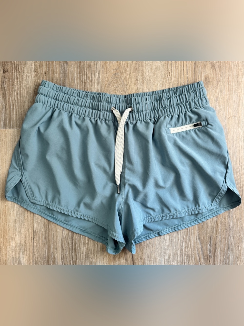 Vuori Clementine Short 2.0 Shade Blue Color Lined Zip Pocket Running Short Small